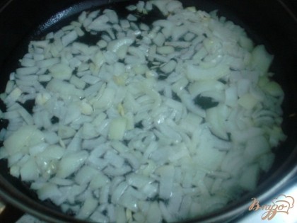 Начнём приготовление с лука - мелко нарезаем кубиками. Разогреваем сковороду с оливковым маслом и отправляем на неё лук.
