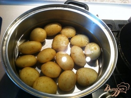 Отвариваем картофель до полуготовности