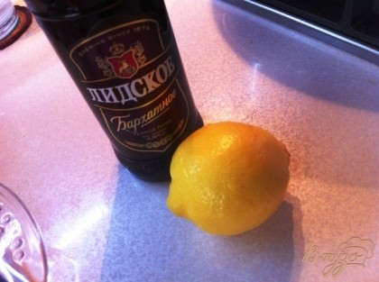 Из лимона выжить сок.