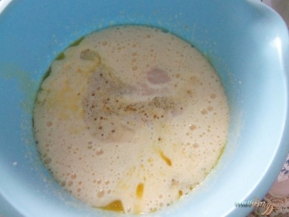 Масло (маргарин) растопить и охладить.К яйцам с сахаром добавить масло, сироп малины и гашеную соду.