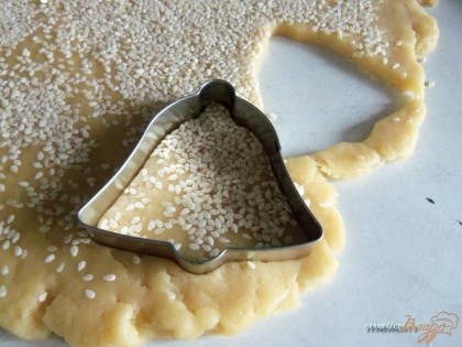 Вырезать формочкой (стаканом) печенья.