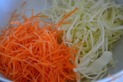 Морковь и капусту нарезать (натереть)  тонкой соломкой.
