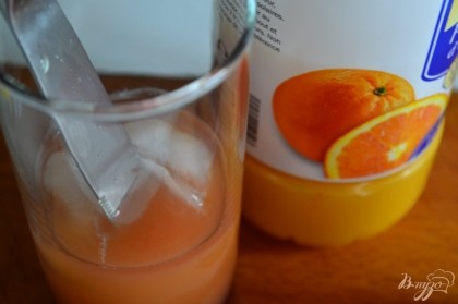Поставить нож и по лезвию аккуратно влить апельсинвый сок.Сладко.. вливаем минеральную воду с газами, по вкусу.