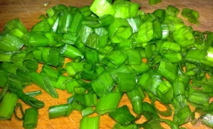 Зеленый лук вымыть и порубить.