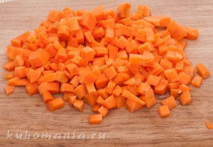 Морковь нарезать мелкими кубиками.