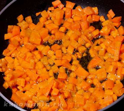 В отдельной сковороде обжарить морковь в течении семи минут.