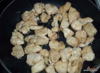 Кусочки филе обжарить на небольшом количестве растительного масла минут 15.