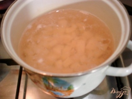 Картофель закладываем в воду и ставим вариться.