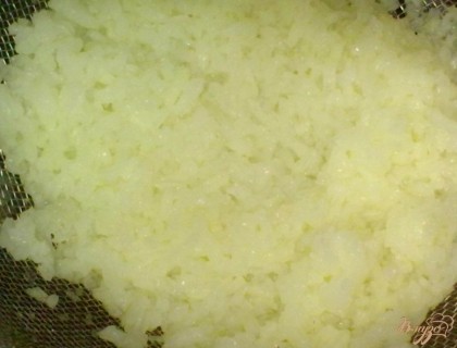 Рис отварить до готовности, воду слить и дать ему остыть.
