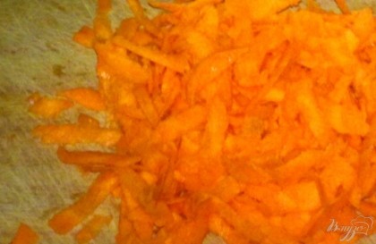Морковь очистить и натереть на крупной терке. Из лимона выжмите сок.