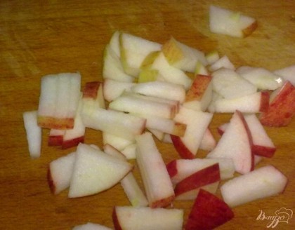 Яблоки моем, удаляем семечки и нарезаем кубиками.