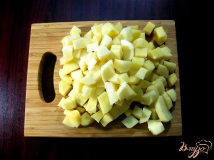 Картофель почистите и нарежьте кубиками полтора на полтора сантиметра.