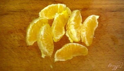 Апельсин вымыть, очистить и разобрать на дольки.
