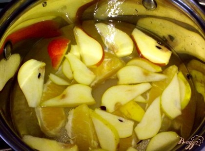 Залить грушу и апельсин водой, добавить сахар и довести до кипения. Уменьшить огонь и варить 15 минут. Процедить. Разлить по стаканам.