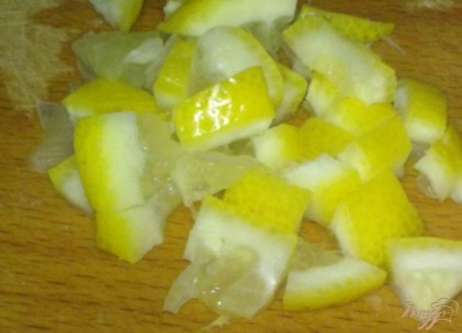 Лимон вымыть и нарезать кубиками.