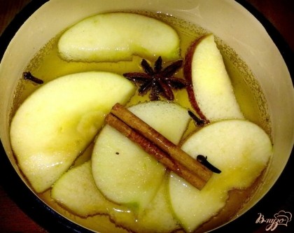 В кастрюлю влейте сидр, положите мед и специи и доведите до кипения. Затем положите яблоки и варите до размягчения яблок, но не кипятите. Сидр сейчас продается не только яблочный, а со множеством ароматов. Например есть сидр: яблочно-черничный, яблочно-клубничный, яблочно-вишневый, яблочно-черносмородиновый. Нам нужен именно яблочный, без добавок.