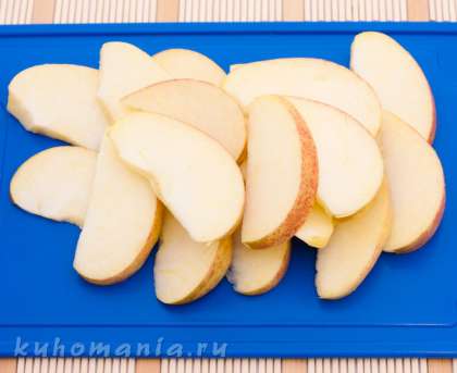 Яблоко очистить от сердцевины и нарезать дольками.