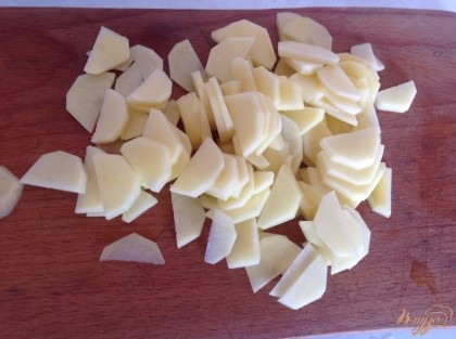 Картофель режем тоненькими ломтиками