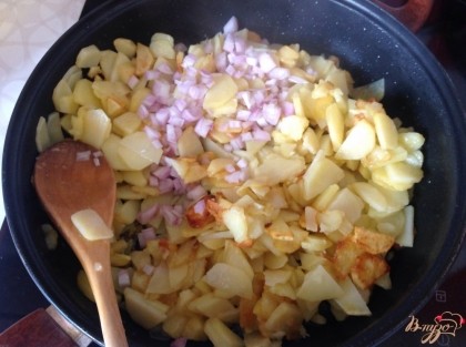Картофель жарим до золотистого цвета и добавляем лук, солим. За пару минут до готовности добавляем чеснок.