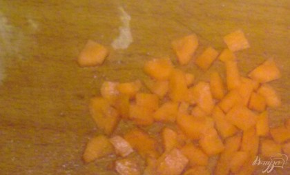 Морковь очищают и мелко нарезают.
