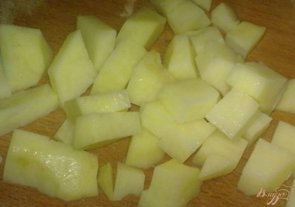 Картофель очищают, нарезают кубиками и кладут к овощам, варят 15 минут.