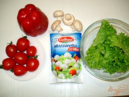 Основными продуктами для салата являются помидоры, перец, мини сыр моцарелла, грибы шампиньоны и салат латук.