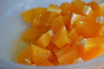Апельсины почистить от кожуры и нарезать на кусочки.Уложить в салатник.
