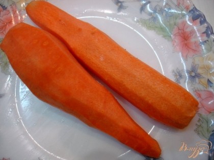 Прежде, чем делать тесто,приготовьте начинку. Морковь помойте, почистите.