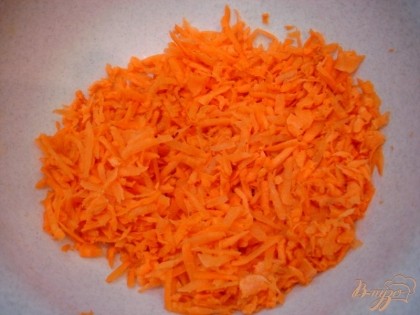 Чистую морковь натрите на тёрке с крупными отверстиями.