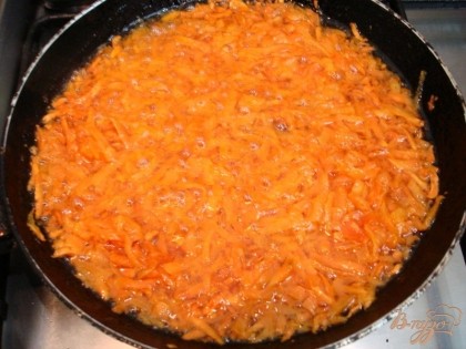 На двух ложках растительного масла пассеруйте морковь до мягкого состояния, но не до золотистого цвета.