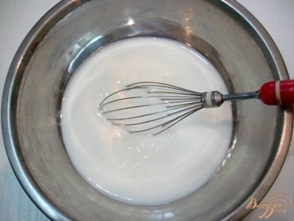 Тесто готовится легко и быстро. В миску вливаем пятьсот миллилитров кефира. Слегка взбиваем его венчиком.
