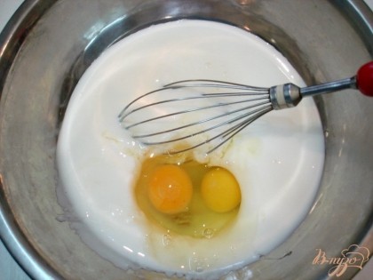 К кефиру выбиваем два яйца.