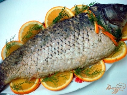 Готовую рыбу слегка охлаждаем, выкладываем на блюдо и начинаем украшать по своему вкусу.