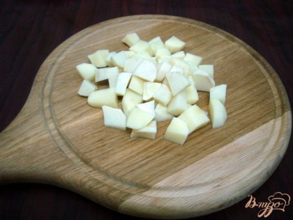 Картофель нарезать мелкими кубиками.