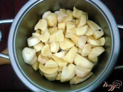 Картофель нарезаем кубиками и заливаем водой, чтобы  покрыла картофель и ставим на огонь.