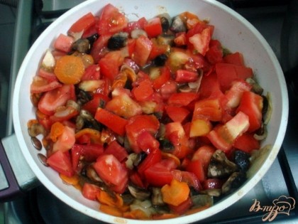 К овощам  на сковороде добавляем помидоры.Готовую пассеровку добавляем в кастрюлю к картофелю и кабачкам.