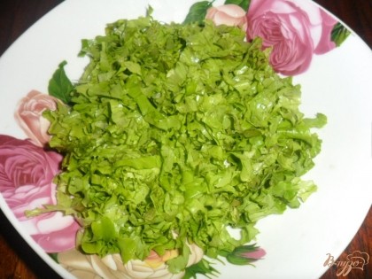 листья салата помыть немного обсушить и мелко порезать.Следите что бы листья салата не были горькими иначе они могут испортить весь вкус блюда.