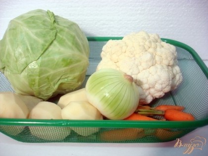Для супа нам понадобится молодая капуста, цветная капуста, лук, морковь, картофель.