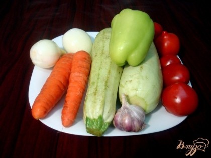 Для приготовления икры нам понадобятся кабачки, лук, морковь, перец, помидоры, чеснок и растительное масло.