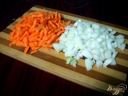 Лук нарезаем кубиками, морковь брусочками.