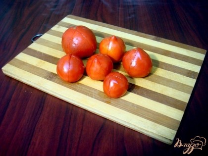 Кожицу у помидор надрезаем крест накрест. Опускаем помидоры на 30 секунд в кипяток. Затем под холодную воду. Снимаем кожицу.