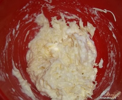 Для начинки белки взбить в пену и добавить к ним натертый на мелкой терке сыр.