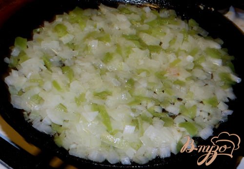 Обжарить лук, сельдерей и фарш, добавив по вкусу соль и перец.