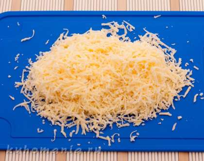 Сыр мелко натереть