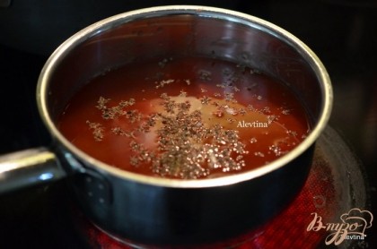 Приготовим соус, смешав в кастрюле помидоры баночные, бульон, чеснок, соль и черный перец. Тушить примерно на среднем огне 8 мин.