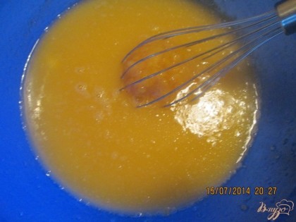 Добавить до взбитых желтков растопленное сливочное масло и хорошо перемешать. Добавить 1 пач. ванильного сахара.