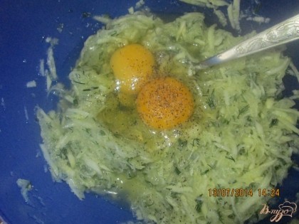 Кабачек натереть  на мелкой терке добавить два яйца, по солить, немножко по перчить, добавить порезанную зелень и все хорошо перемешать.