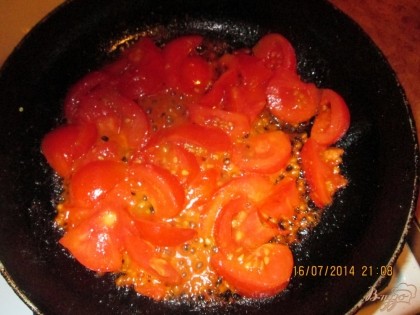 Нам нужно взять три помидора, помить и порезать. Бросить их на разогретую сковородку с подсолнечным масло и обжарить 1-2мин.