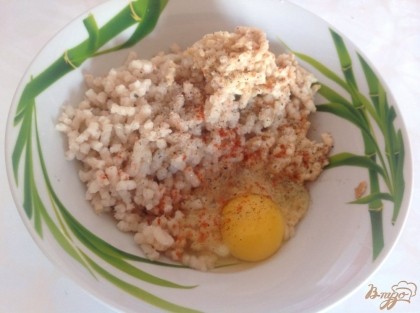 Добавляем яйцо, солим, перчим, добавляем паприку, немного растительного масла