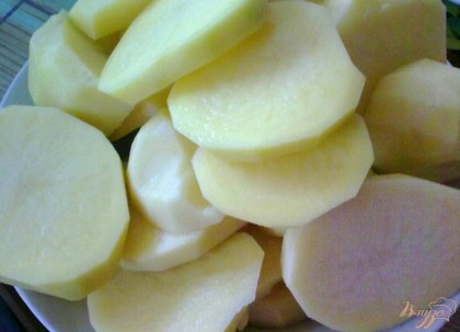 Картофель очистите и нарежьте кружочками средней толщины.